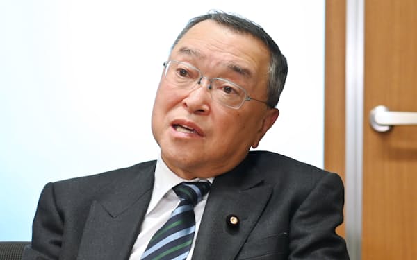 インタビューに答える自民党税調の宮沢洋一会長（17日午後、国会内）
