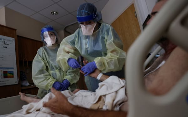 米北西部アイダホ州の病院で１０月、治療を受ける新型コロナウイルス患者の男性＝ロイター