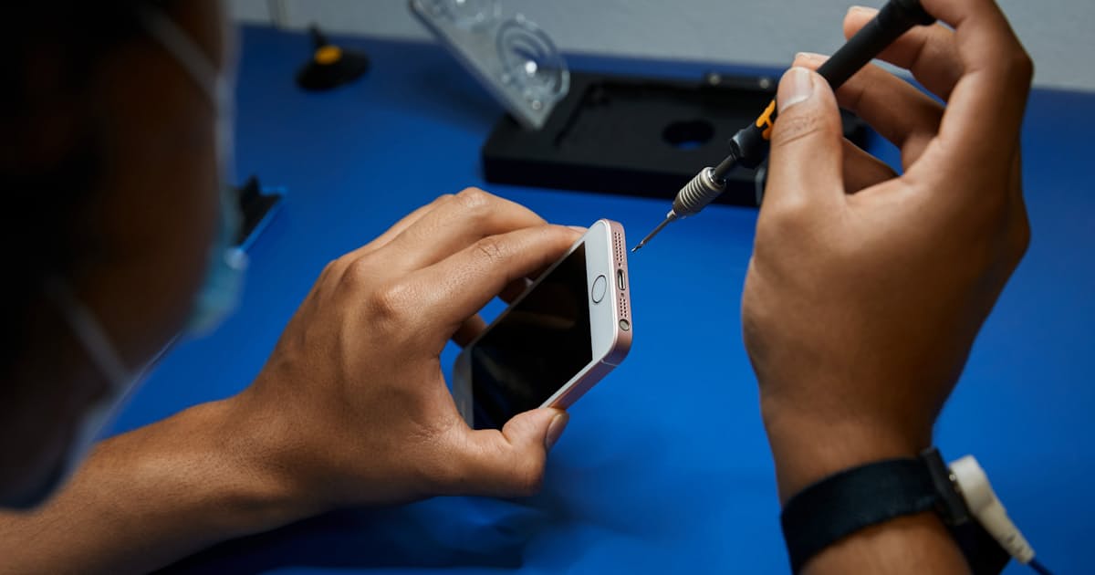 Iphone 自分で電池交換可能に 修理する権利 配慮 日本経済新聞 Iphone 自分で電池交換可能に 修理する権利 配慮 日本経済新聞