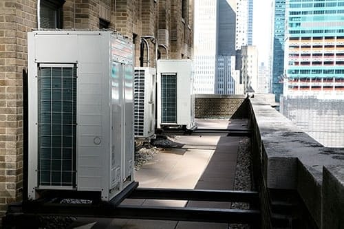 米ニューヨークの建物に据え付けられたダイキン工業の業務用空調の室外機