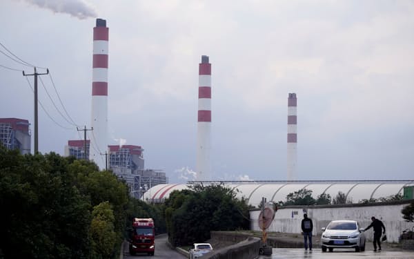 中国は世界の温暖化ガスの約3割を排出し、電源構成に占める化石燃料の割合は85%に上る（上海の石炭火力発電所）＝ロイター