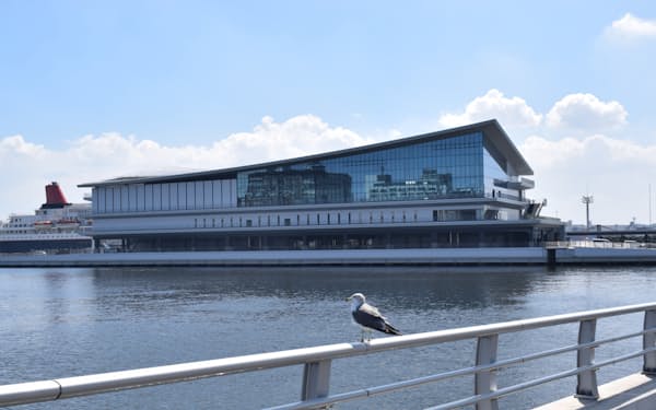 東京国際クルーズターミナルに約11カ月ぶりにクルーズ船が入港する（20年８月）