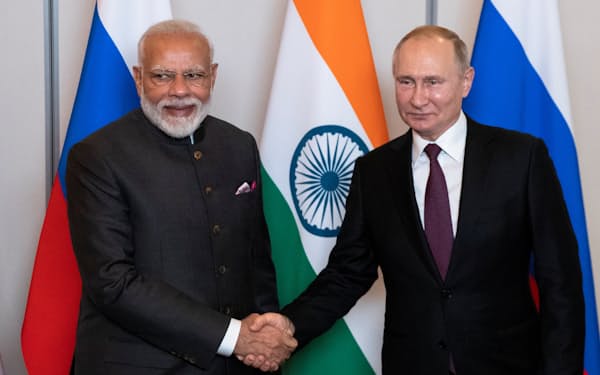 12月にはインドで同国とロシアの首脳会談が予定されている（2019年、ブラジリアでの国際会議で握手するプーチン氏㊨とモディ氏）＝ロイター