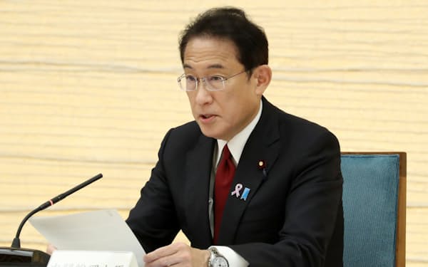 新型コロナウイルス感染症対策本部の会合で発言する岸田首相（12日午前、首相官邸）