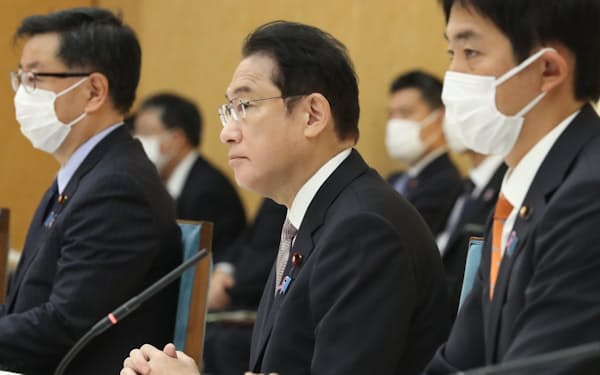 経済安全保障推進会議の初会合に臨む岸田首相（19日午前、首相官邸）