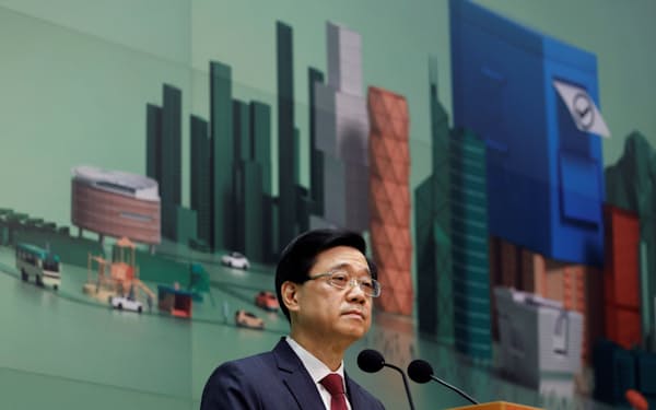 李家超・政務官は白票呼びかけを厳しく取り締まる方針を示した(19日、香港)=ロイター