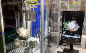 ロビットと雪国まいたけが共同開発するロボットは、熟練の職人の技術を再現する