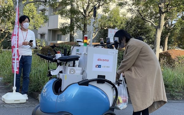 団地敷地内を自動配送するロボット（10月、横浜市金沢区）