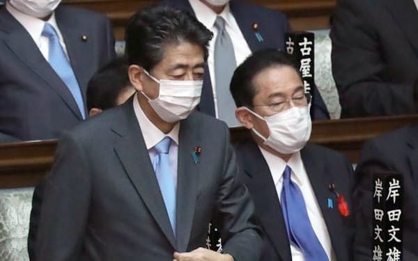 安倍元首相㊧は日本がサイバー分野などでAUKUSに関与すべきと述べた