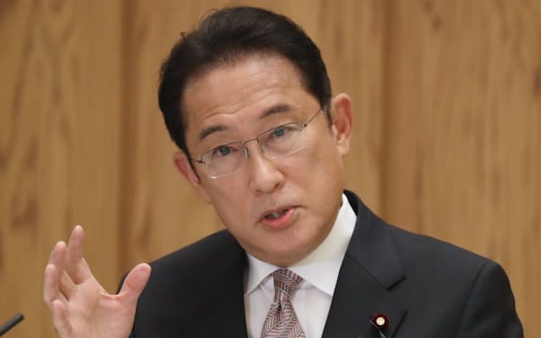 インタビューに答える岸田首相(19日、首相官邸)