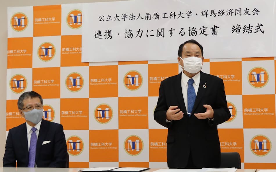 群馬同友会の斎藤代表幹事（右）は大学との共同研究にも意欲を示した（18日、前橋市）