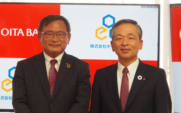 包括連携協定を結んだ、大分銀行の後藤頭取㊨とオーイーシーの加藤社長(大分市)