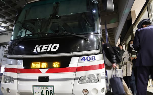 新宿行きの高速バスに乗る人たち（名古屋市中村区の名鉄バスセンター）