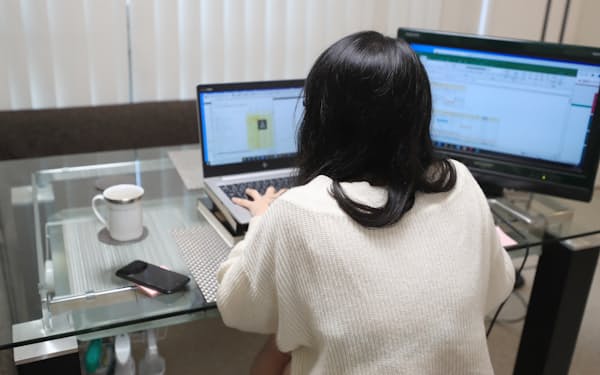 在宅勤務でパソコンに向かう会社員