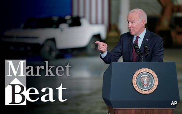 バイデン米大統領は17日、米ゼネラル・モーターズ（GM）の電気自動車（EV）工場を訪問し、ＥＶ促進を強調した（ミシガン州デロイト）＝ＡＰ