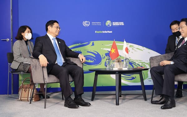 　ベトナムのファム・ミン・チン首相（左）と会談する岸田首相＝2日、英グラスゴー（代表撮影・共同）