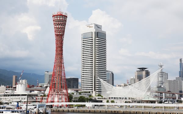 神戸ポートタワー（左）とホテルオークラ神戸。右下は神戸海洋博物館（神戸市中央区）