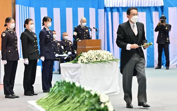 　自衛隊殉職隊員追悼式で、献花する岸田首相＝20日午前、防衛省（代表撮影）