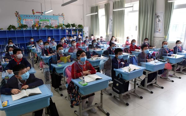 中国政府は教育機会の公平性を高めるため、私立校や学習塾への統制を強める（2020年4月、重慶市）＝ロイター