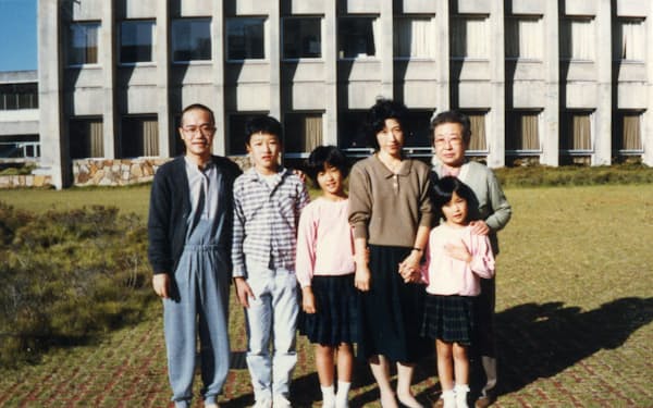 手術前後に家族と（左端が大坂氏、香川県立中央病院前で）