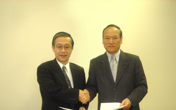 2005年にはケーズＨＤの完全子会社となり、大坂氏（左）は同社取締役に（右は当時のケーズＨＤ社長・加藤修一氏）