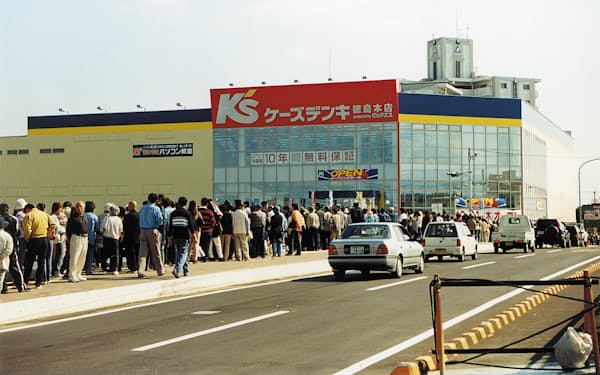 体制を立て直し、2002年開業の「ケーズデンキ徳島本店」には大行列ができた