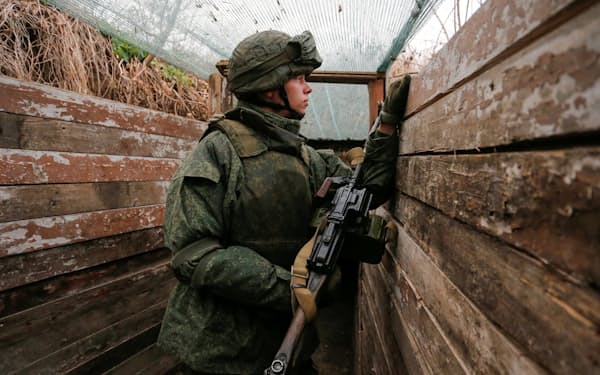 ウクライナ東部ドネツク近郊で警戒にあたる親ロシアの分離独立派の戦闘員=ロイター