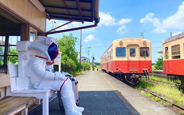 小湊鉄道の各駅も会場に。上総村上駅にはロシアの芸術家によるベンチに宇宙飛行士がたたずむ作品