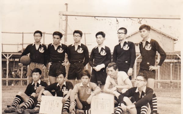 旭丘高３年の時のサッカー部の卒業記念写真（1961年２月、前列の左端が花木氏）