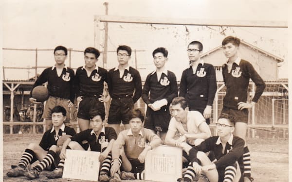 旭丘高3年の時のサッカー部の卒業記念写真(1961年2月、前列の左端が花木氏)