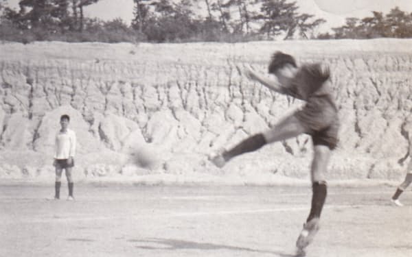 大学サッカー部ではレギュラーとして活躍（1962年、名大のグラウンドで。右が花木氏）
