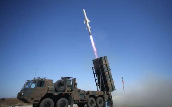 防衛省が長射程化の開発を進める「12式地対艦誘導弾」＝陸上自衛隊提供
