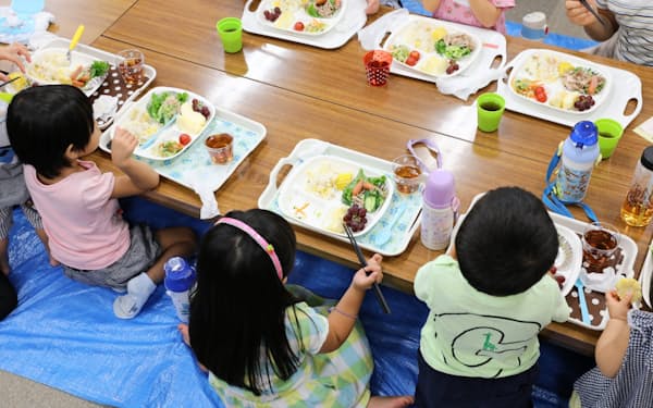 「子ども食堂」で出された食事を食べる子どもたち（名古屋市北区）