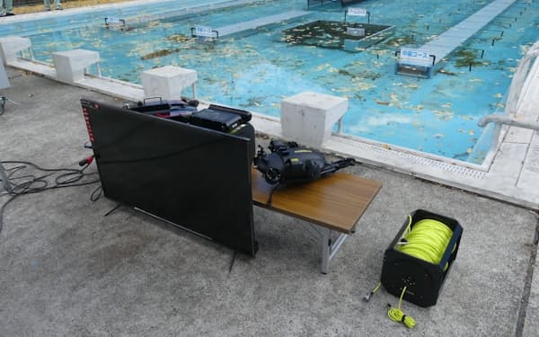 「水中ドローン技能訓練校」では、廃校の25メートルプールを整備して利用する