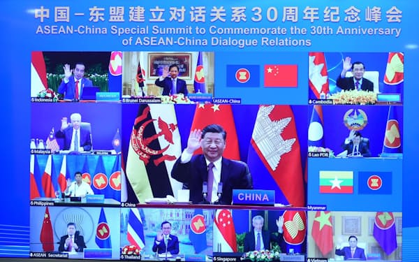 中国の習近平国家主席（中央）はASEANとの対話開始30周年を記念する特別首脳会議に出席した＝タイ政府提供