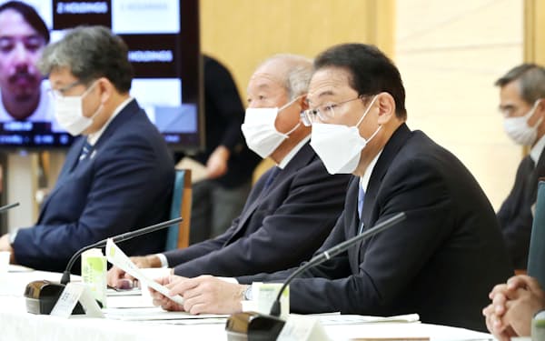 新しい資本主義実現会議の会合で発言する岸田首相（8日、首相官邸）