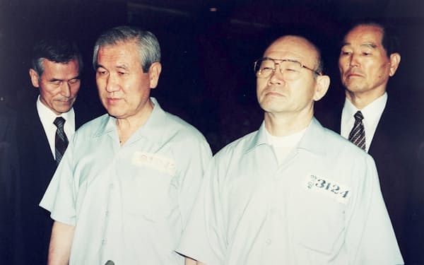 1996年、79年の粛軍クーデターや80年の光州事件の反乱・内乱罪に問われ法廷に立つ韓国の盧泰愚元大統領（手前左）と全斗煥元大統領（同右）＝聯合・共同
