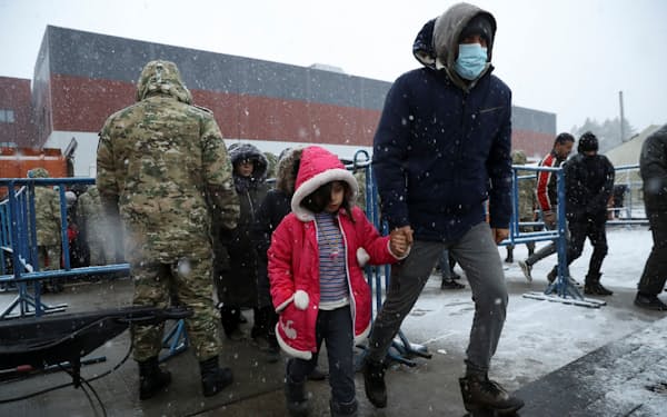 移民が集まるポーランド・ベラルーシ国境では雪が降り、厳しい寒さを迎えている（23日）=ロイター
