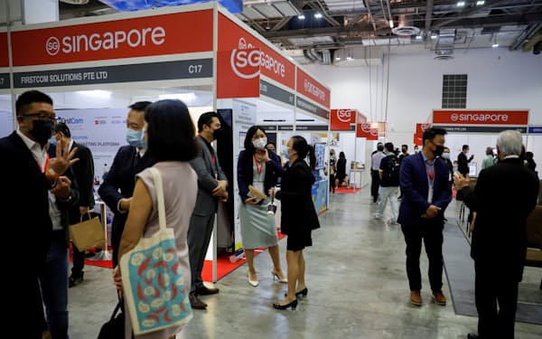 新型コロナウイルスの感染者は高水準が続くものの、シンガポールは国際会議を再開し始めている（写真は18日に開かれた飲食業界のイベント）＝ロイター