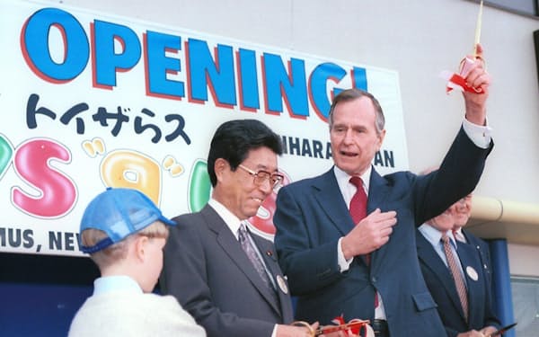 ブッシュ米大統領（当時）が92年1月、トイザらスを視察し、大店法の規制緩和を高く評価した