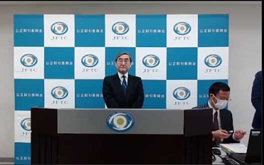 菅久事務総長は原油価格の高騰を受け「下請け取引への監督体制の強化を進める」と述べた（24日、東京・霞が関）