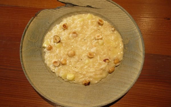 ロビオーラというチーズを使ったイタリア北部の「ランゲ（地方）のリゾット」。料理提供　マジカメンテ（東京都渋谷区）

