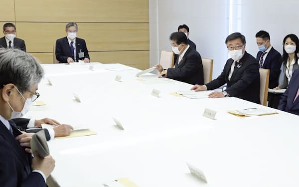 　給与関係閣僚会議であいさつする松野官房長官（右から2人目）＝24日午前、首相官邸