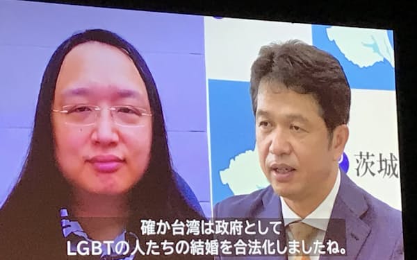 オードリー・タン台湾デジタル担当大臣㊧と大井川和彦知事の対談動画を上映（23日、水戸市）
