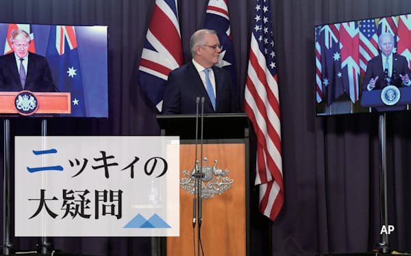 ジョンソン英首相（画面左）、バイデン米大統領（画面右）とオンラインでのＡＵＫＵＳ共同記者発表に臨むモリソン豪首相（９月、豪キャンベラ）