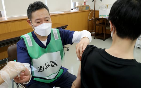 歯科医師会館で始まった集団接種でワクチンを打つ歯科医師（6月27日、東京都豊島区）