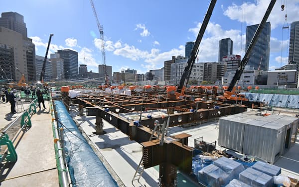 うめきた2期の南街区ではヒルトンの最上級ブランド「ウォルドーフ・アストリア」の建設が進む（24日、大阪市北区）