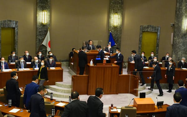 静岡県議会は川勝知事の辞職勧告決議案を賛成多数で可決した（24日）