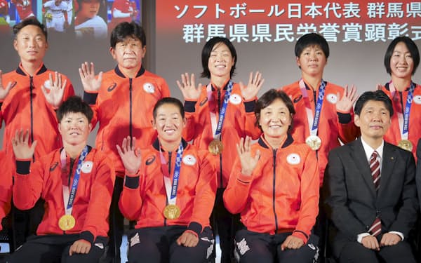 群馬県民栄誉賞を受賞したソフトボール日本代表の上野選手（前列中央左）と宇津木監督（同右）ら（24日、前橋市）＝共同