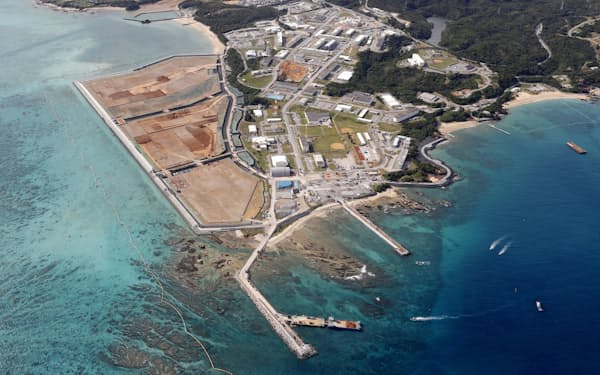 米軍普天間飛行場の移設先、沖縄県名護市辺野古沿岸部。右は軟弱地盤が存在する海域（20日）＝共同通信社機から